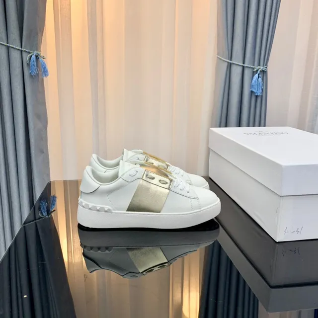 Valentino Rockstud Tênis Lifestyle Tira Metálica Branca e Dourada 9