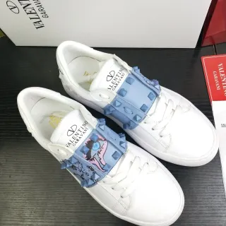 Valentino Rockstud 白和浅蓝色铆钉带生活方式运动鞋