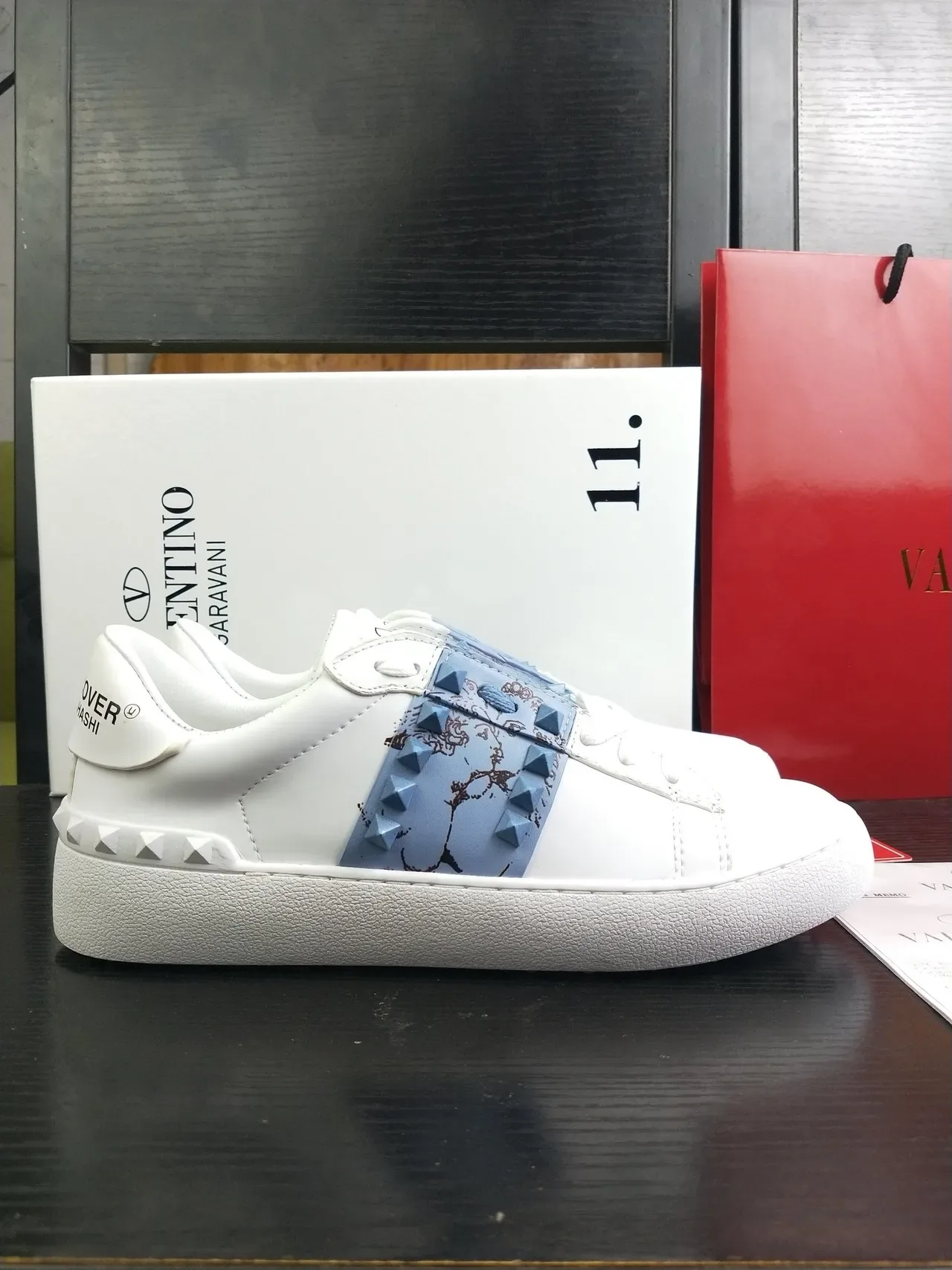 Valentino Rockstud sneakers lifestyle blancs et bleu clair avec bride cloutée 2