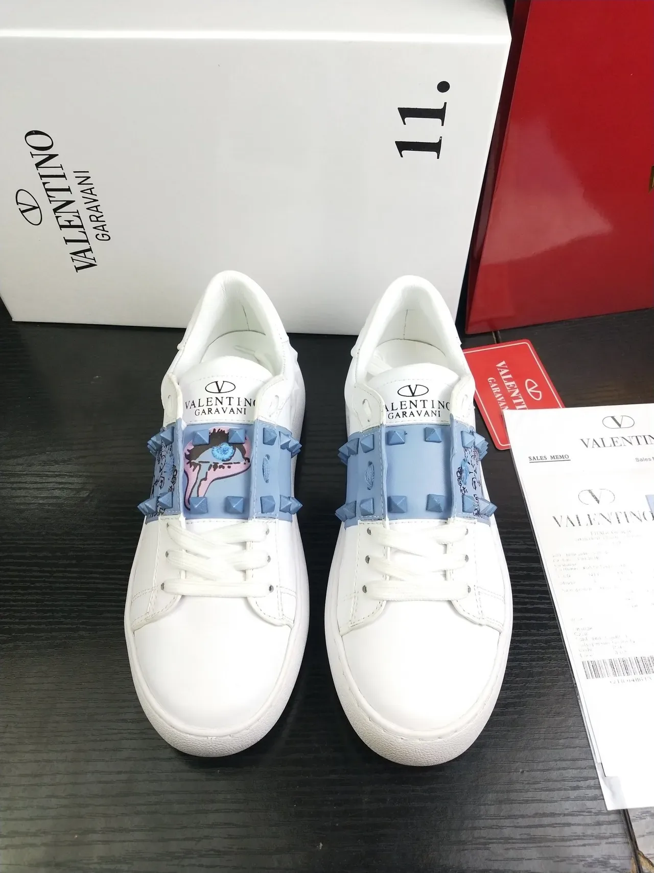Valentino Rockstud sneakers lifestyle blancs et bleu clair avec bride cloutée 3