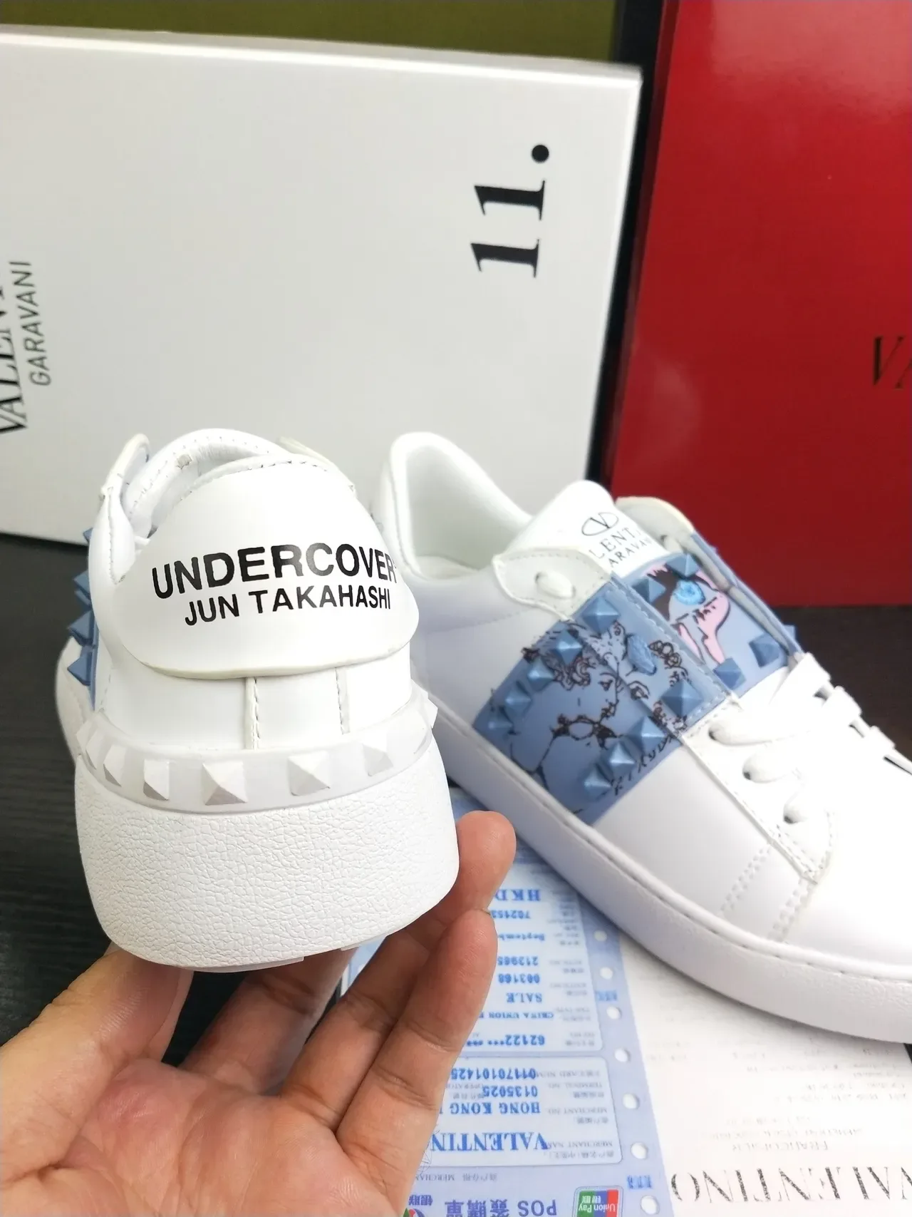 Valentino Rockstud sneakers lifestyle blancs et bleu clair avec bride cloutée 4