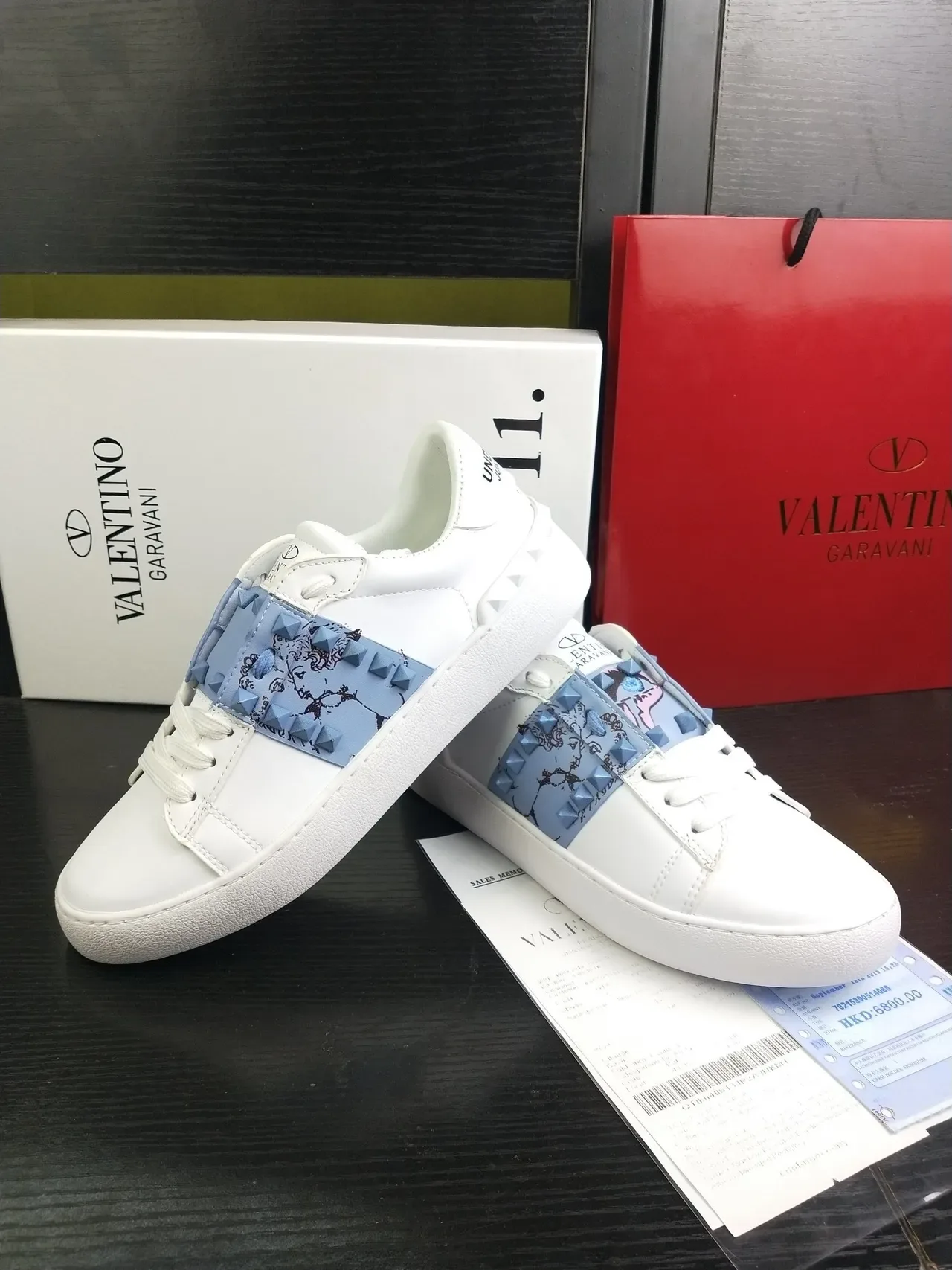 Valentino Rockstud sneakers lifestyle blancs et bleu clair avec bride cloutée 5