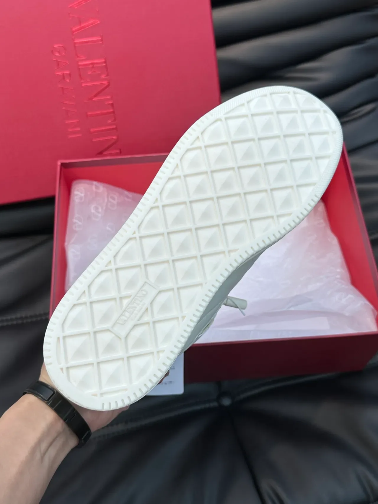 Sneakers lifestyle Valentino Rockstud blanches en cuir avec studs dorés 2