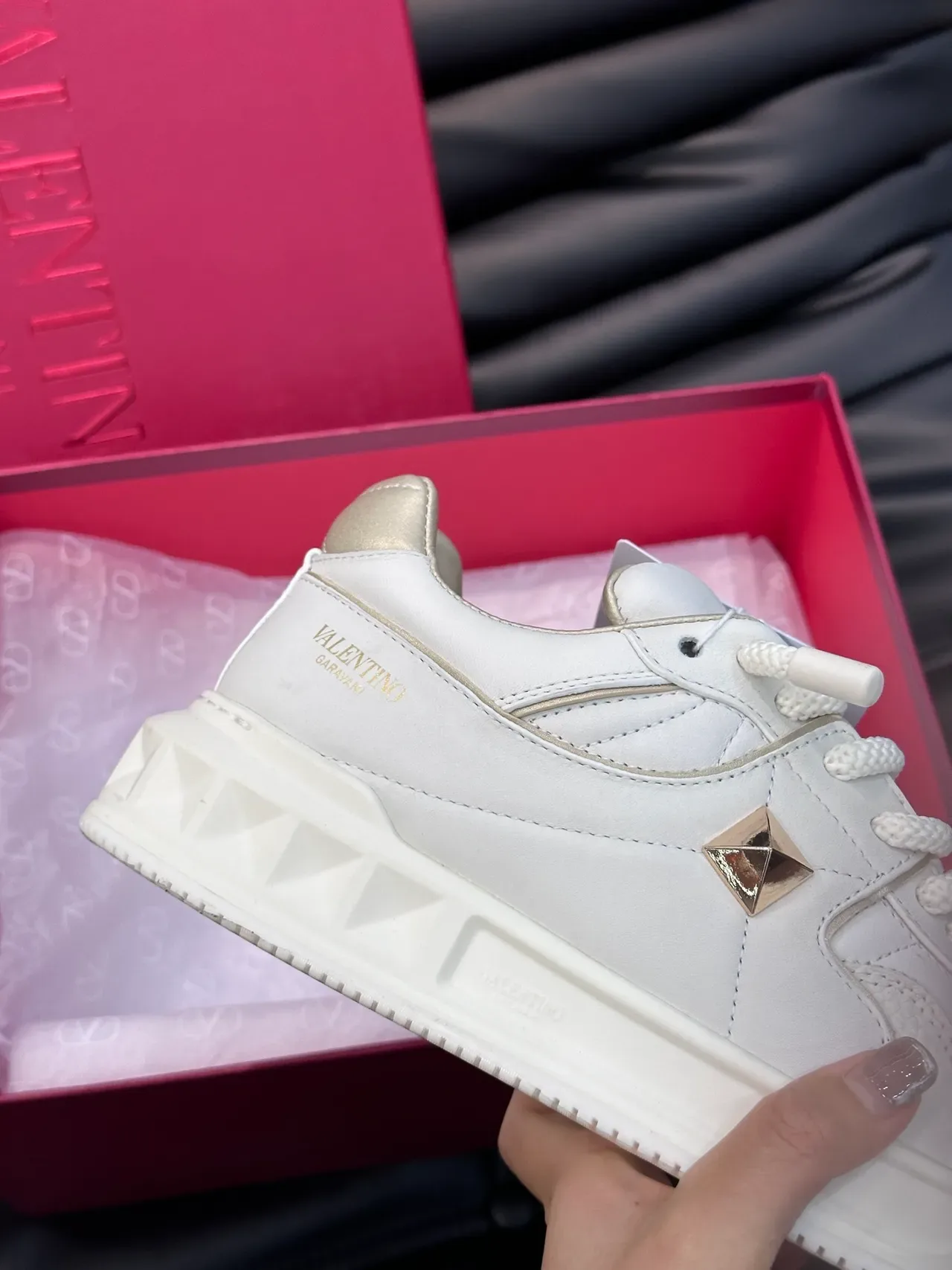 Sneakers lifestyle Valentino Rockstud blanches en cuir avec studs dorés 3
