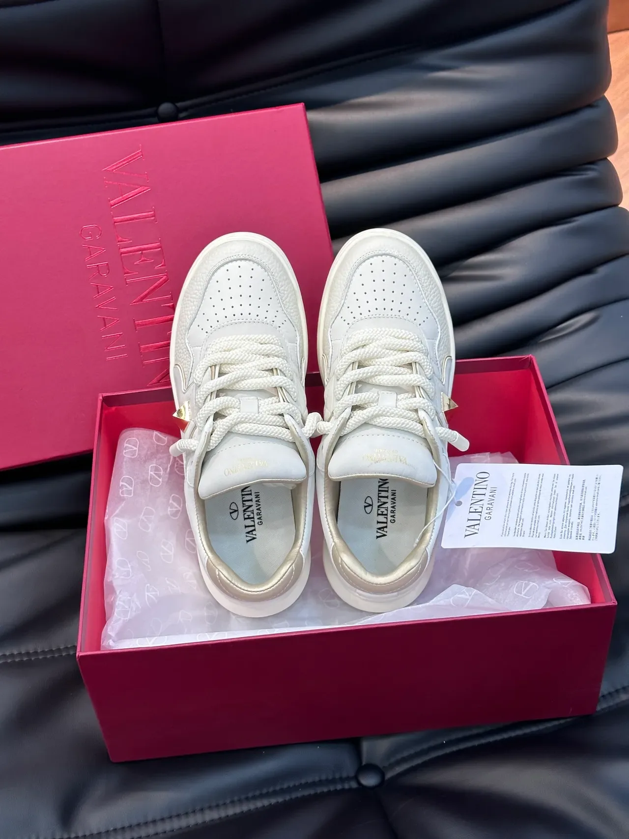 Sneakers lifestyle Valentino Rockstud blanches en cuir avec studs dorés 4
