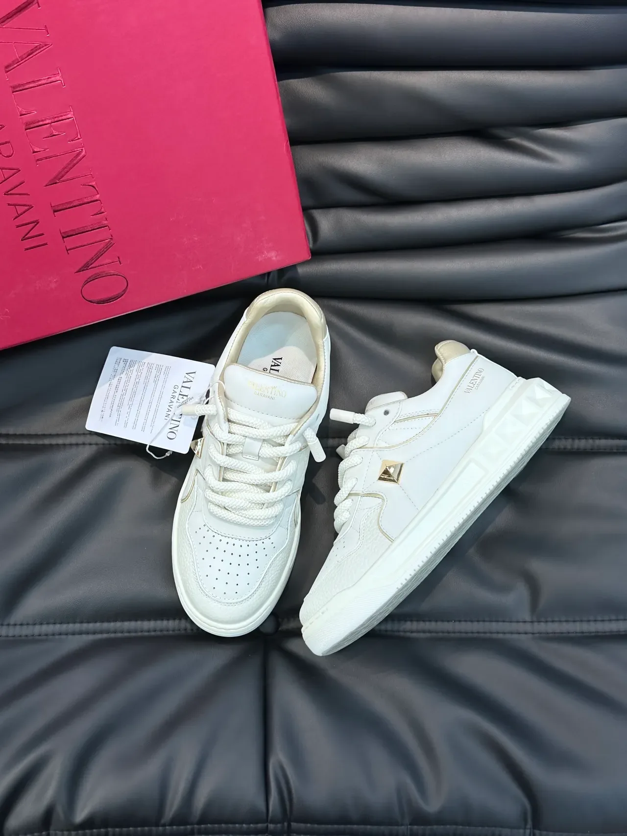 Sneakers lifestyle Valentino Rockstud blanches en cuir avec studs dorés 5