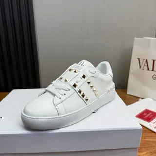 Valentino Rockstud 白色皮革低帮生活方式运动鞋