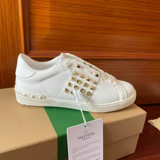 Valentino Rockstud Zapatillas Lifestyle de Cuero Blanco con Tachuelas Pirámide