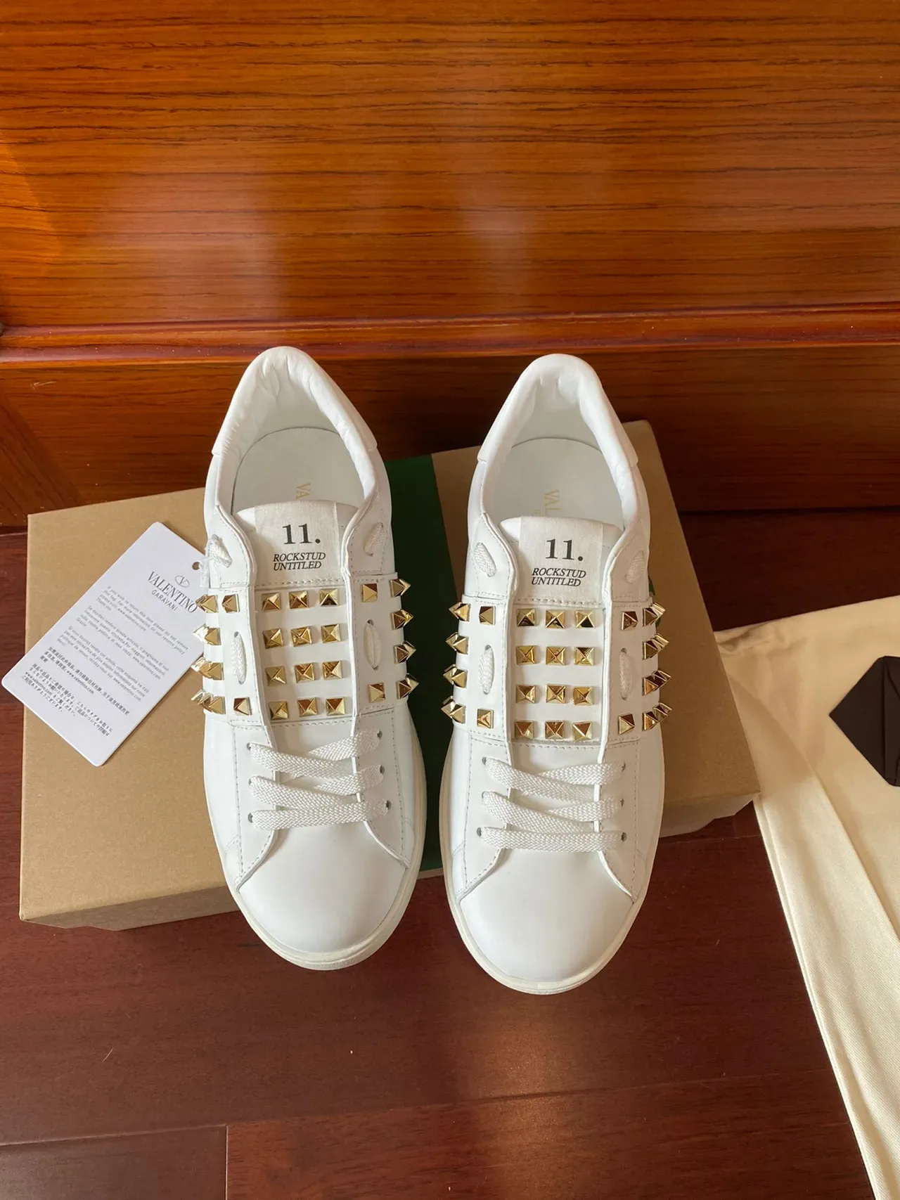 Valentino Rockstud Tênis Lifestyle de Couro Branco com Pirâmide Stud 2