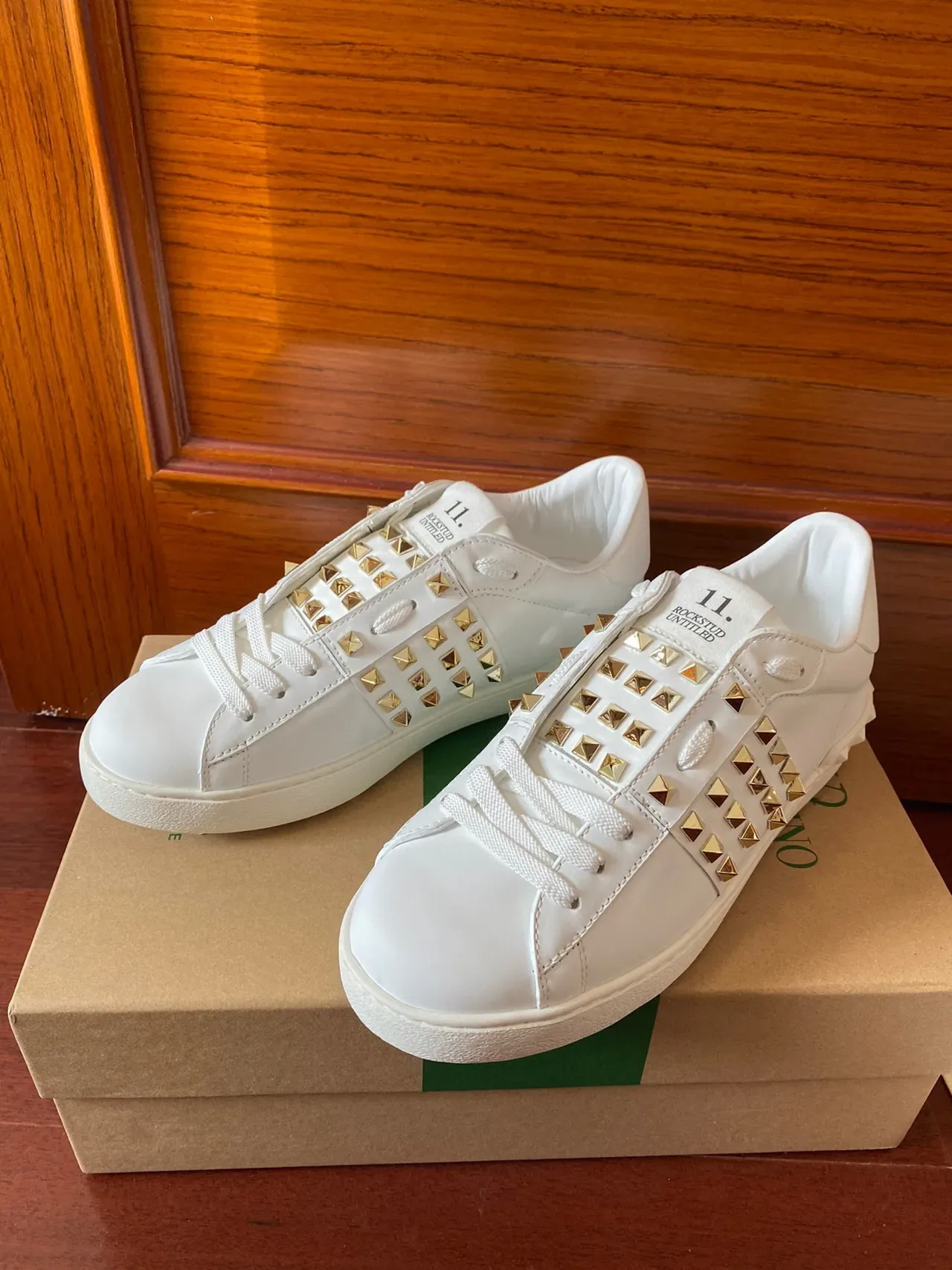 Valentino Rockstud Tênis Lifestyle de Couro Branco com Pirâmide Stud 3