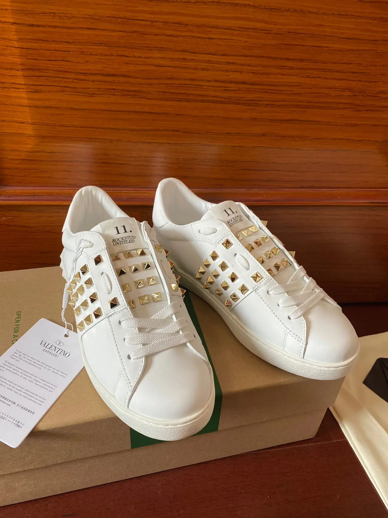 Valentino Rockstud Tênis Lifestyle de Couro Branco com Pirâmide Stud 4