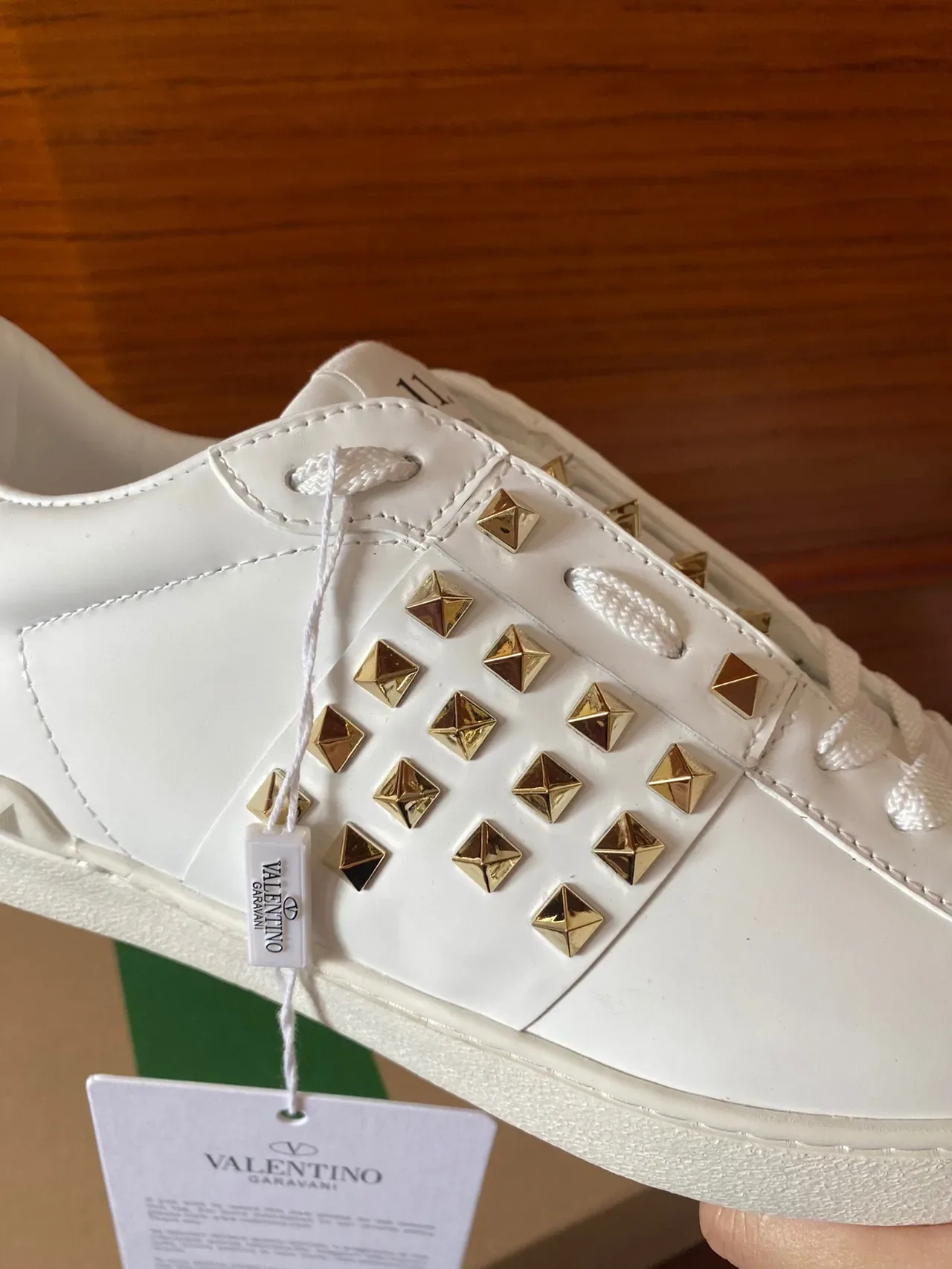 Valentino Rockstud Tênis Lifestyle de Couro Branco com Pirâmide Stud 5