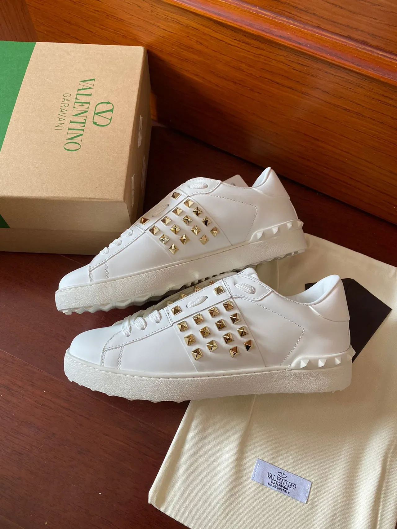 Valentino Rockstud Tênis Lifestyle de Couro Branco com Pirâmide Stud 7