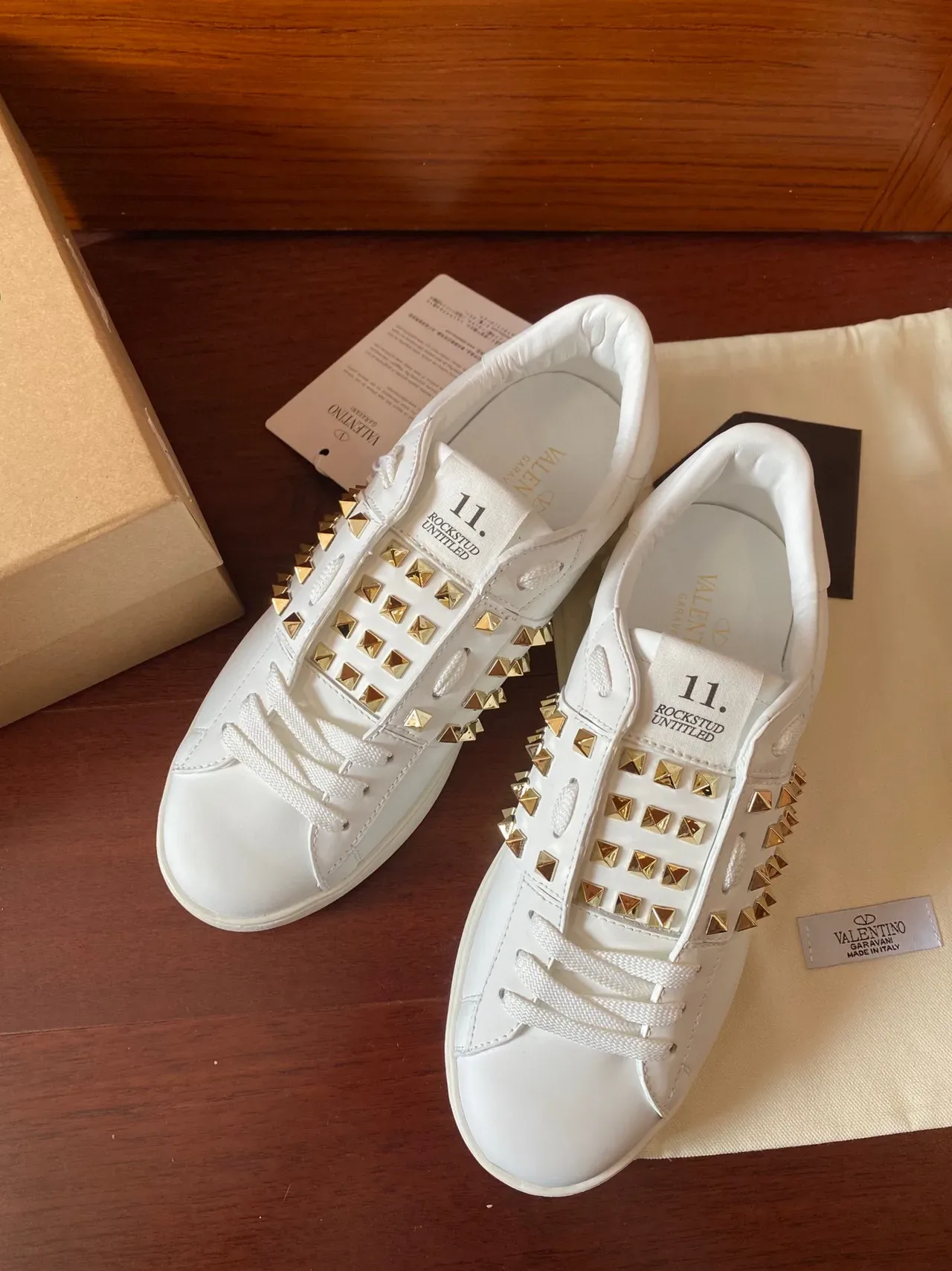 Valentino Rockstud Tênis Lifestyle de Couro Branco com Pirâmide Stud 9