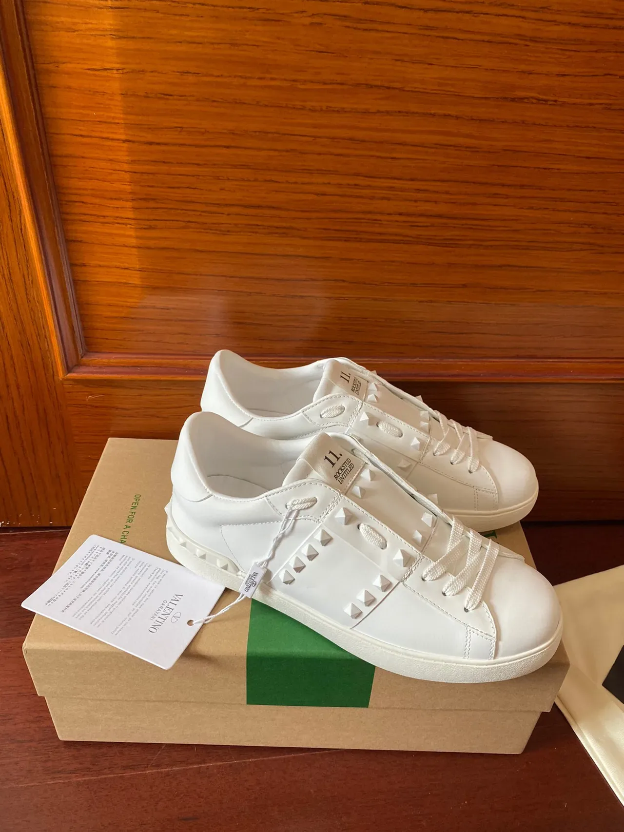 Valentino Rockstud Tênis Lifestyle de Couro Branco com Pirâmide Stud 10