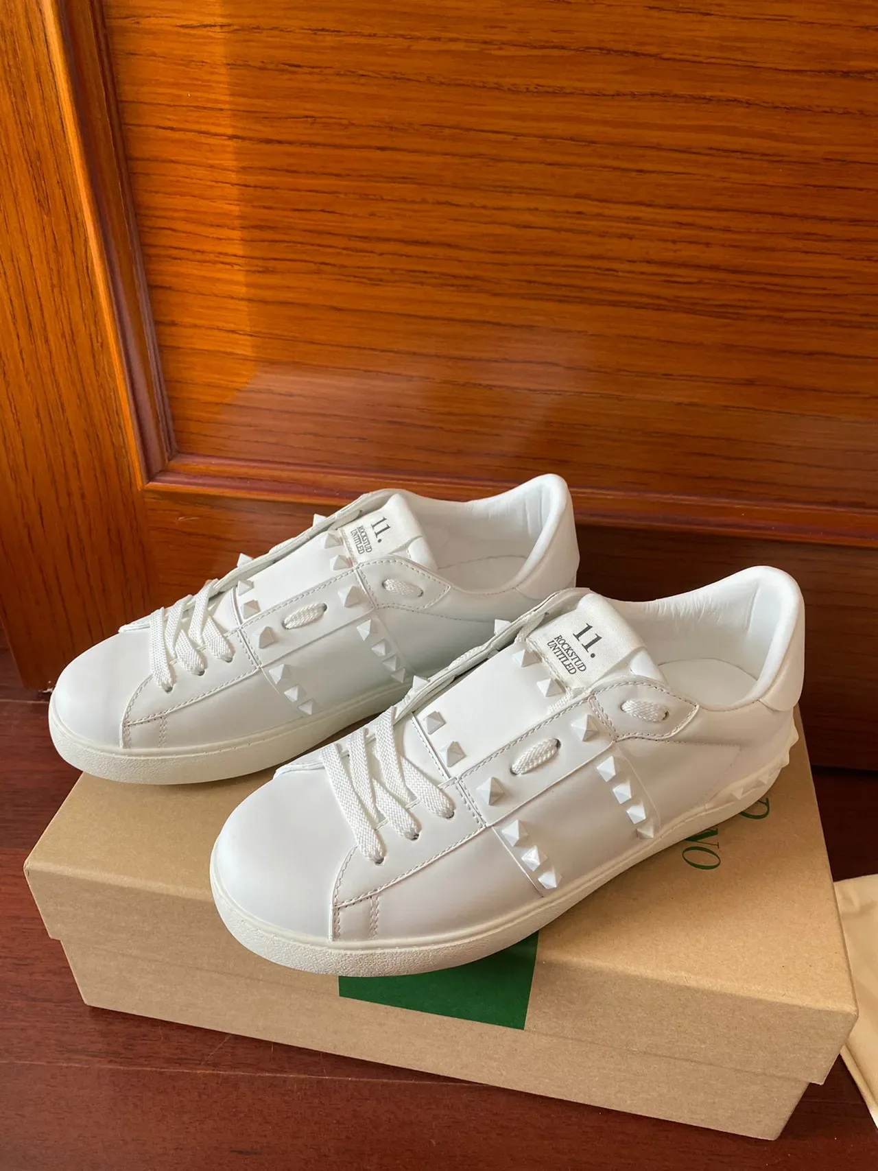 Valentino Rockstud Tênis Lifestyle de Couro Branco com Pirâmide Stud 11