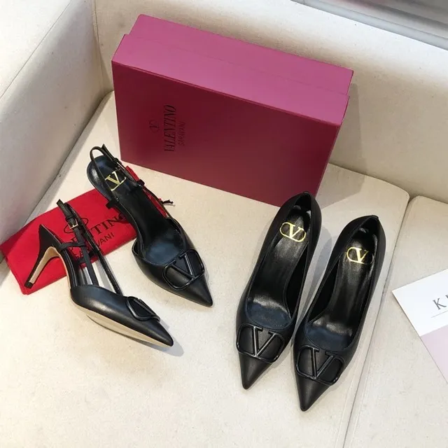Valentino VLogo Preto Dourado Bico apontado Alça traseira de salto Salto fino 2