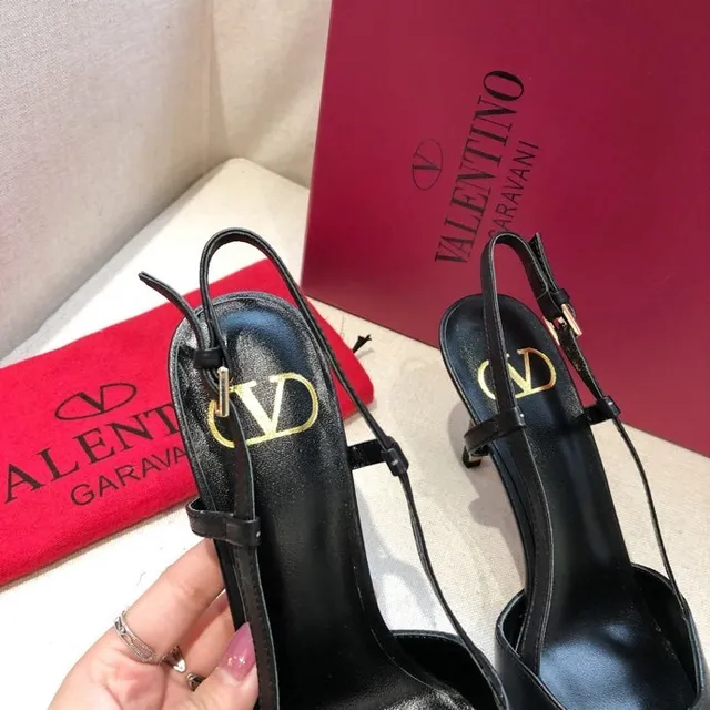 Valentino VLogo Preto Dourado Bico apontado Alça traseira de salto Salto fino 5