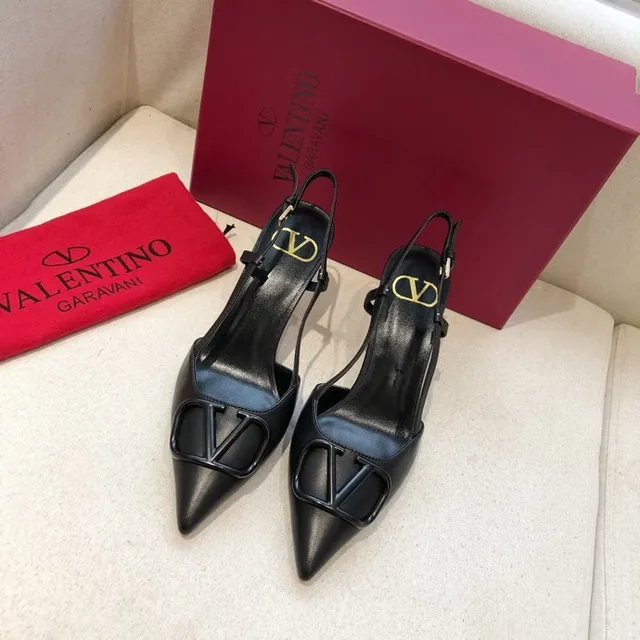 Valentino VLogo Preto Dourado Bico apontado Alça traseira de salto Salto fino 7