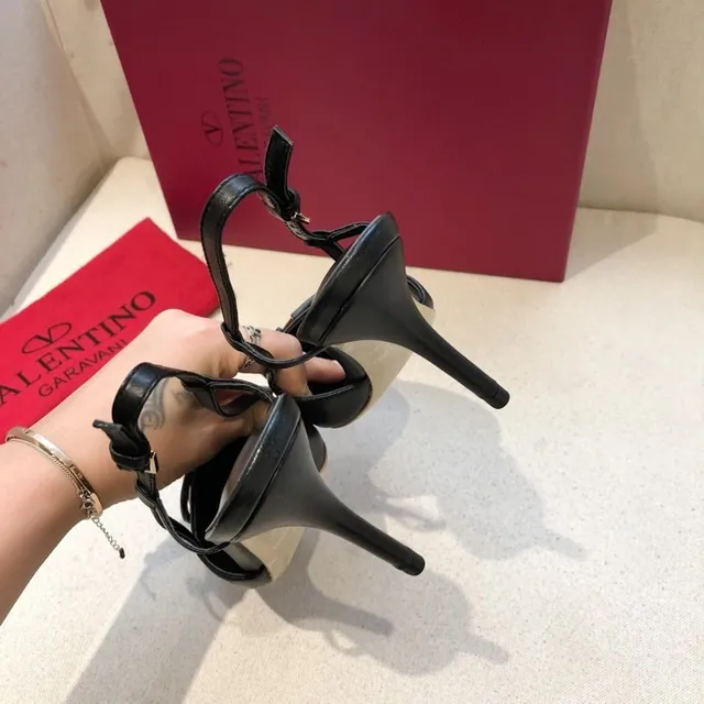 Valentino VLogo Preto Dourado Bico apontado Alça traseira de salto Salto fino 8