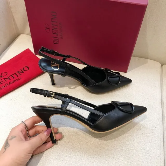 Valentino VLogo Preto Dourado Bico apontado Alça traseira de salto Salto fino 9