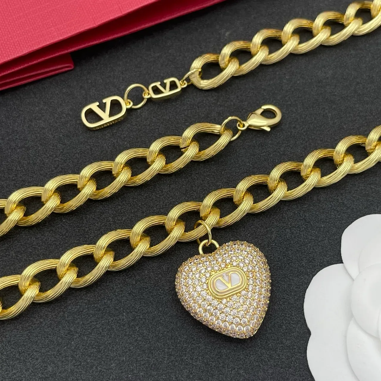 Colar Corrente Chunky Valentino VLogo Pendente Coração Pavé 4