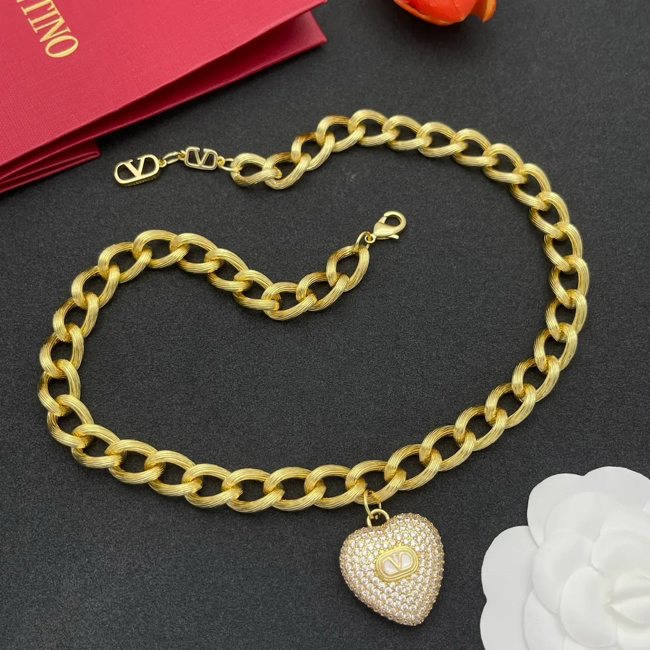 Colar Corrente Chunky Valentino VLogo Pendente Coração Pavé 8