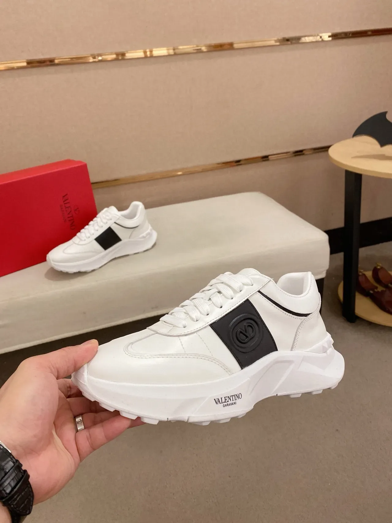 Valentino VLogo Runner sneakers lifestyle blanc et noir 3