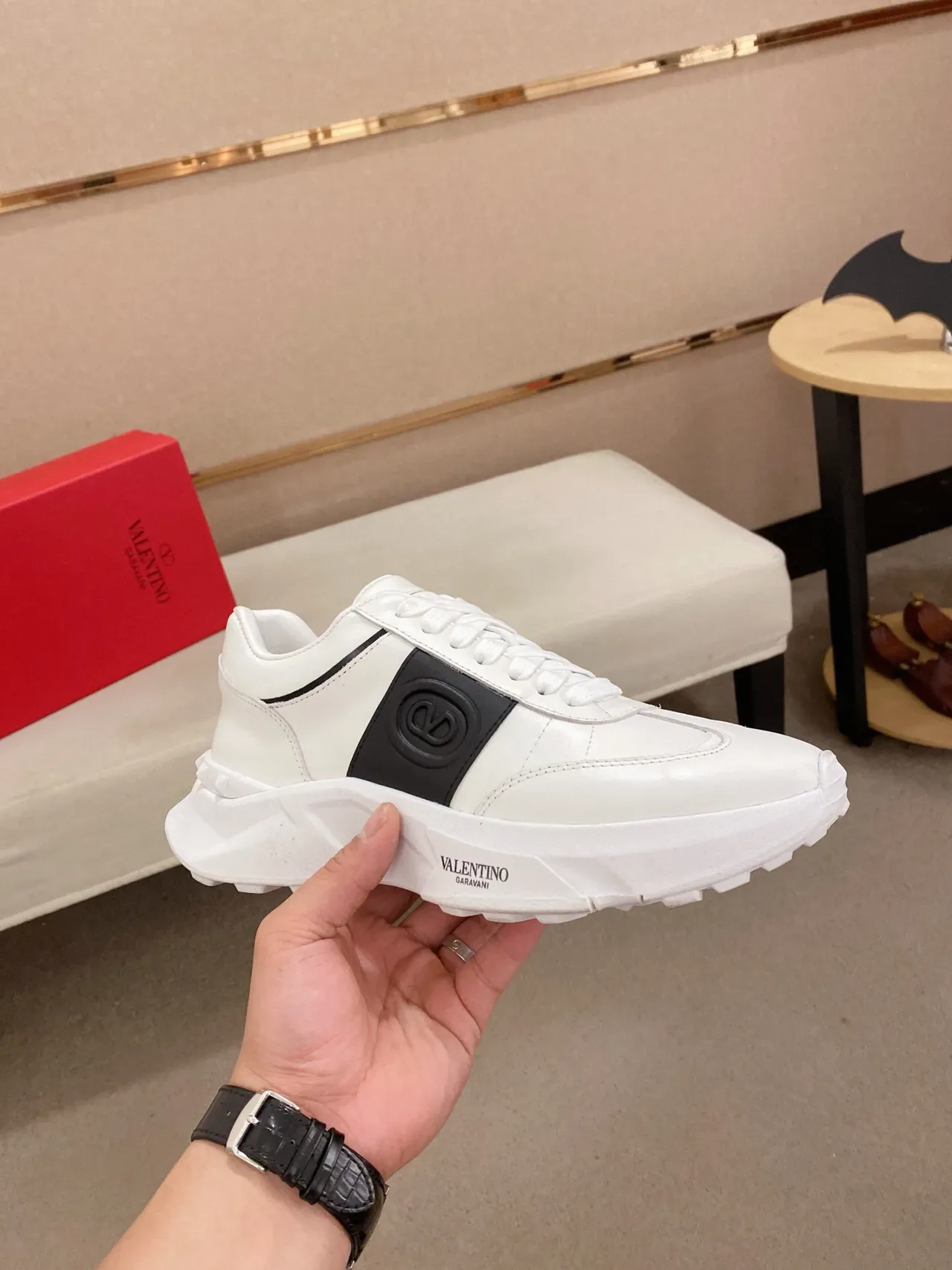 Valentino VLogo Runner sneakers lifestyle blanc et noir 4