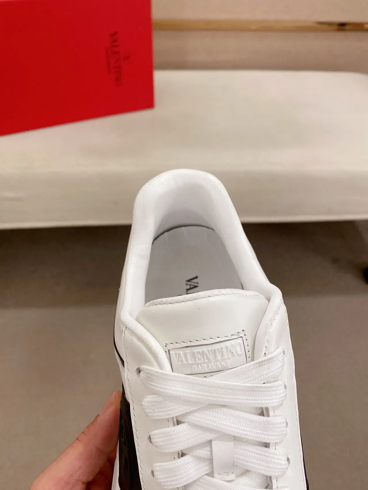 Valentino VLogo Runner sneakers lifestyle blanc et noir 6
