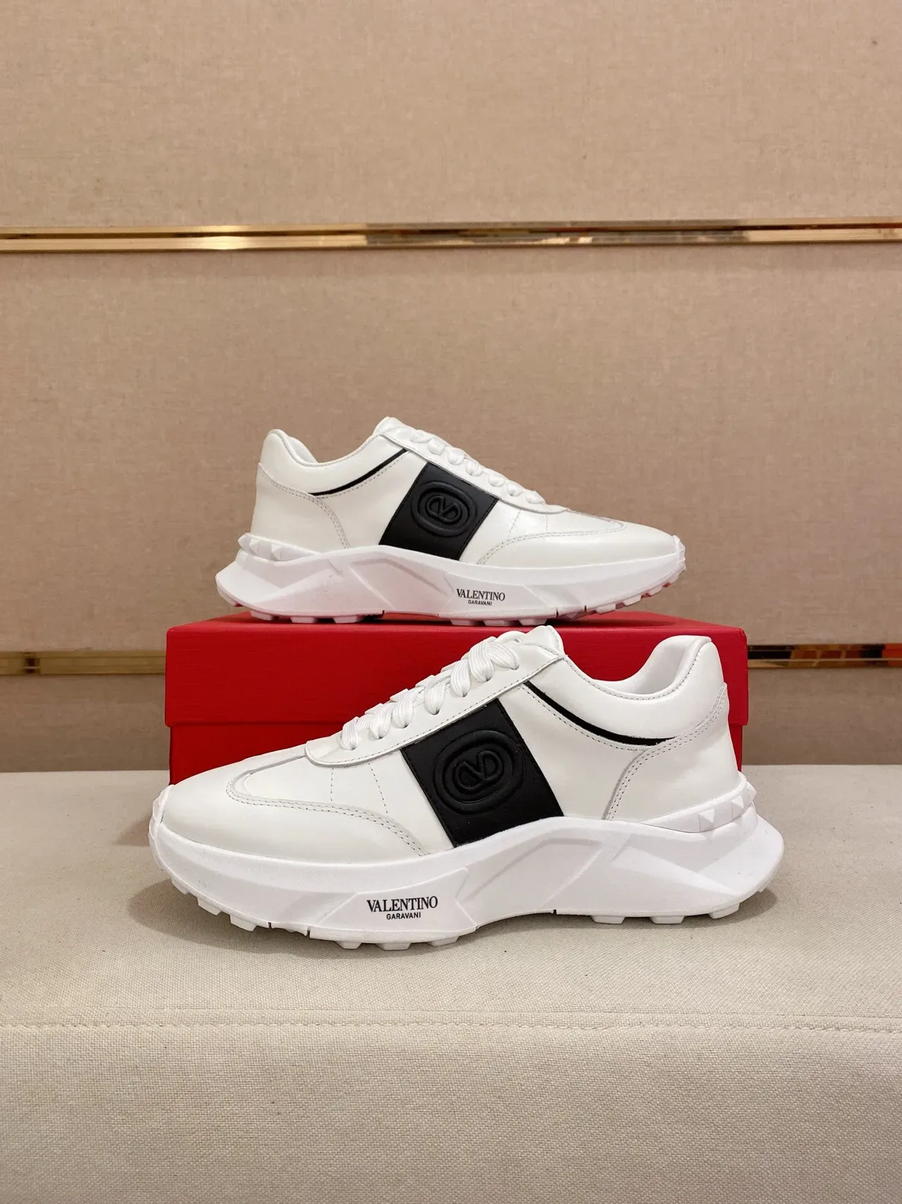 Valentino VLogo Runner sneakers lifestyle blanc et noir 7