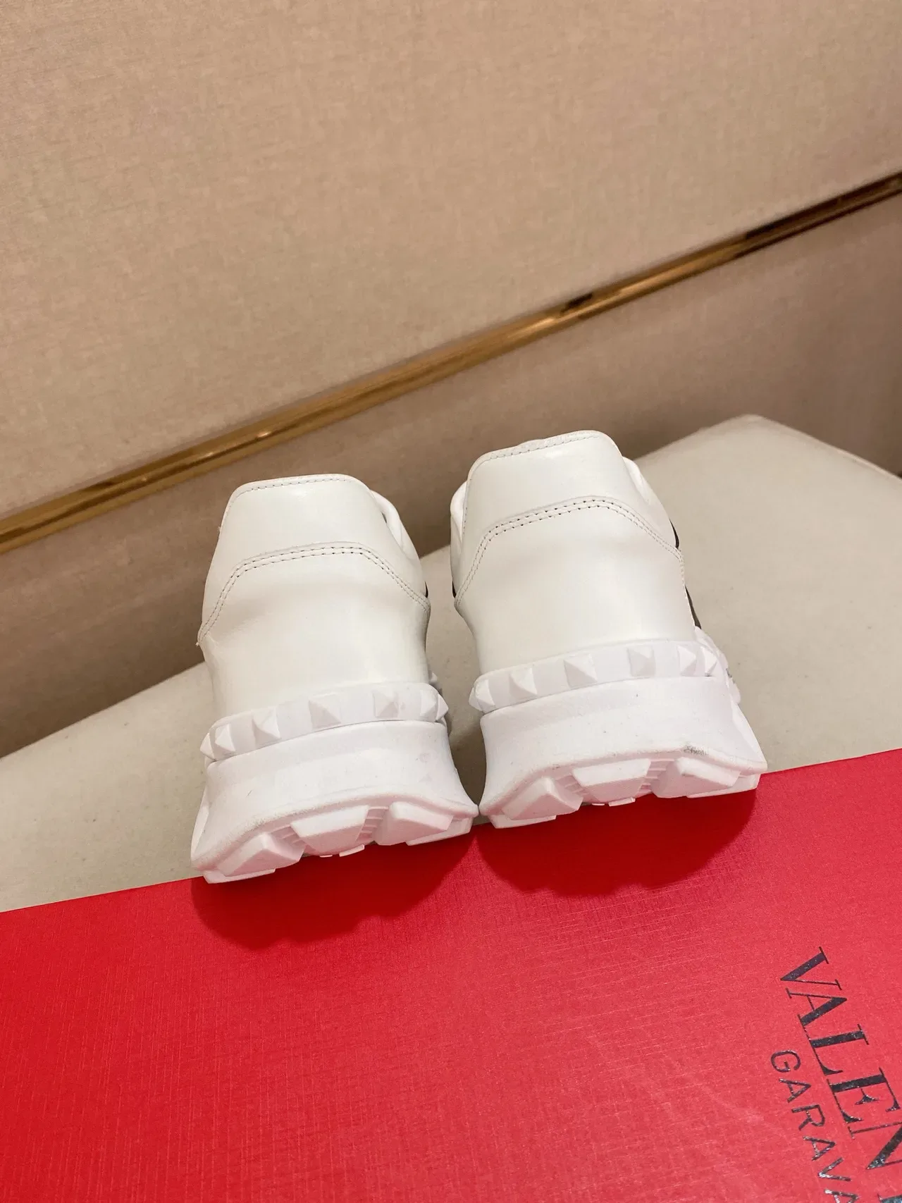 Valentino VLogo Runner sneakers lifestyle blanc et noir 8