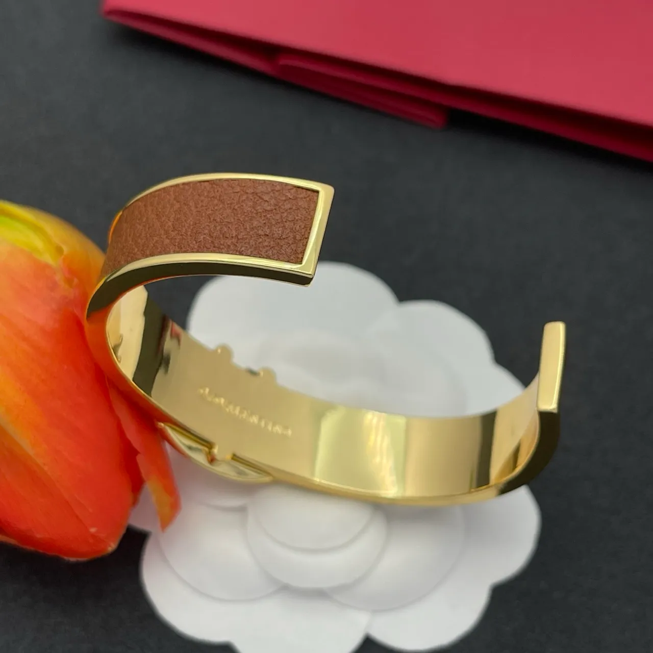 Valentino VLOGO Couro Tan e Ouro-Ton Pulseira de Pulso 4