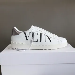 Valentino VLTN أبيض وميتاليك تاو بي لايف ستايل سنيكرز