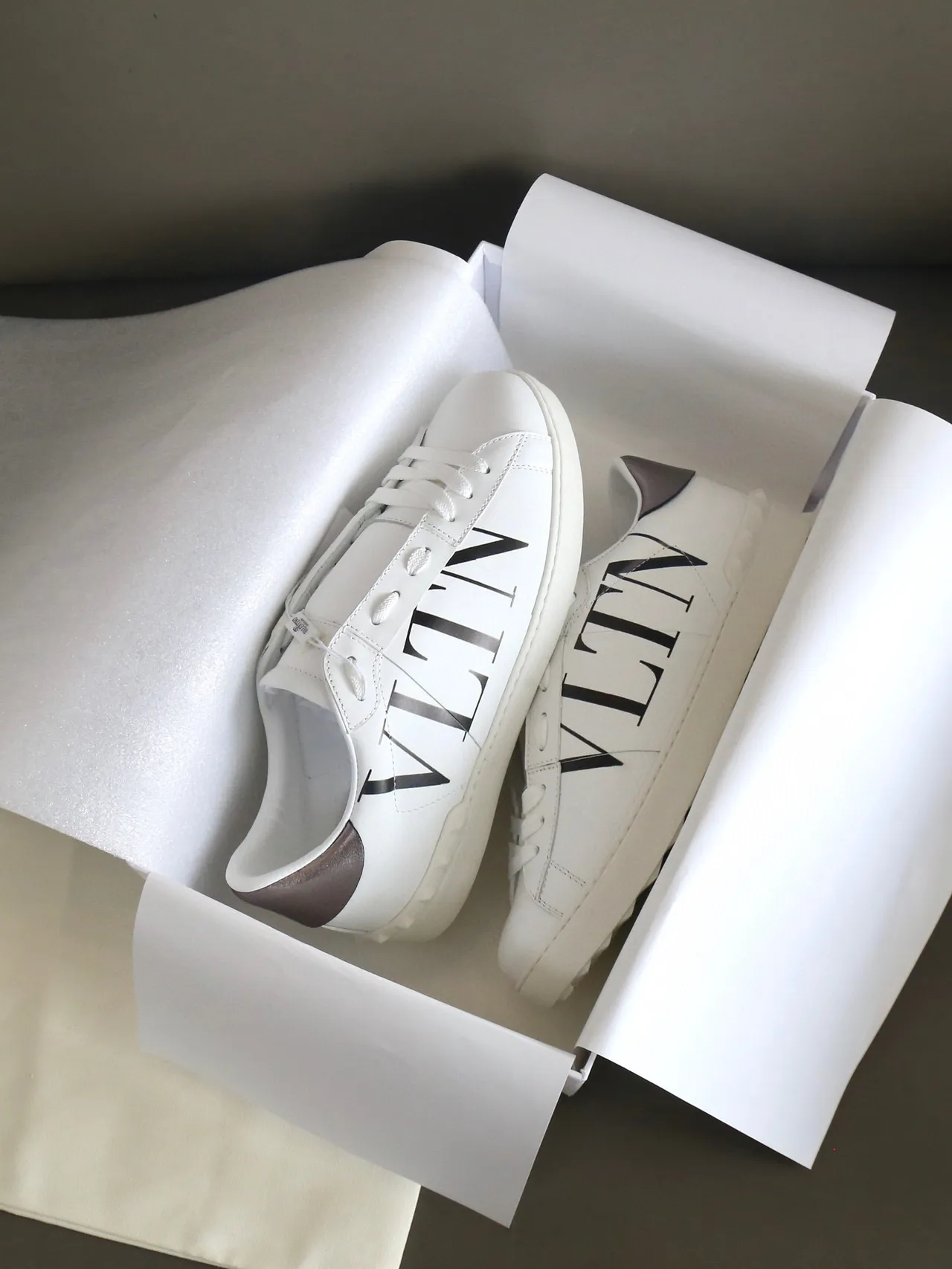 Valentino VLTN Blanc et Taupe Métallique Lifestyle Sneakers 4