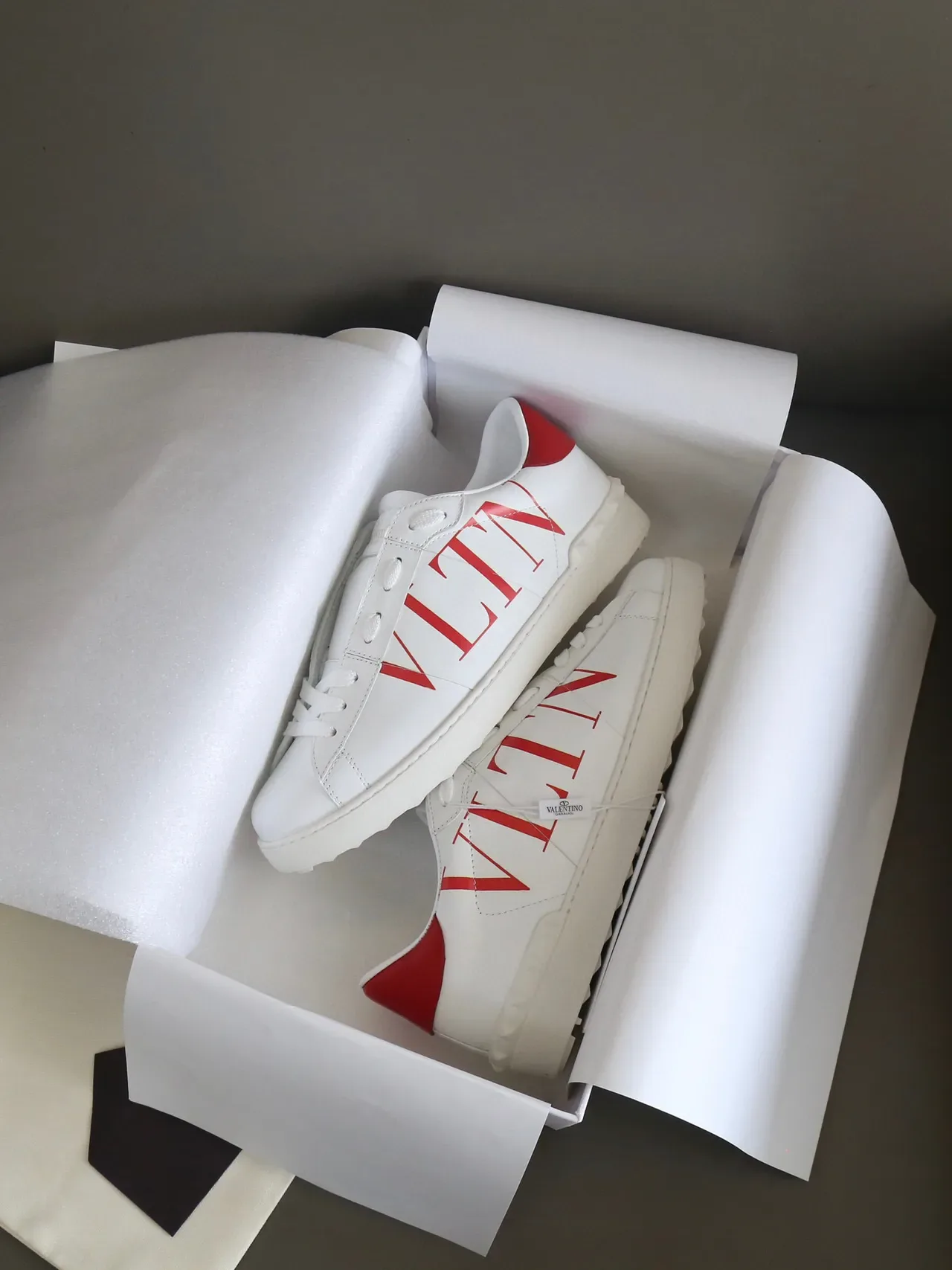 Valentino VLTN Tênis Lifestyle Branco e Vermelho de Couro 2