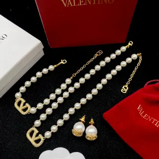 Valentino VLTN Oro Blanco Cadena de Perlas con Dije VLogo