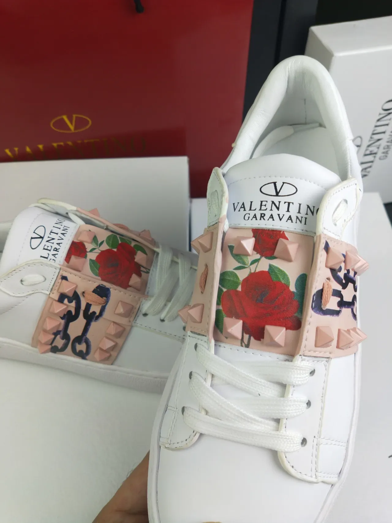 Valentino Sneakers Lifestyle en Cuir Blanc et Rose Rockstud-Embellished Strap 2