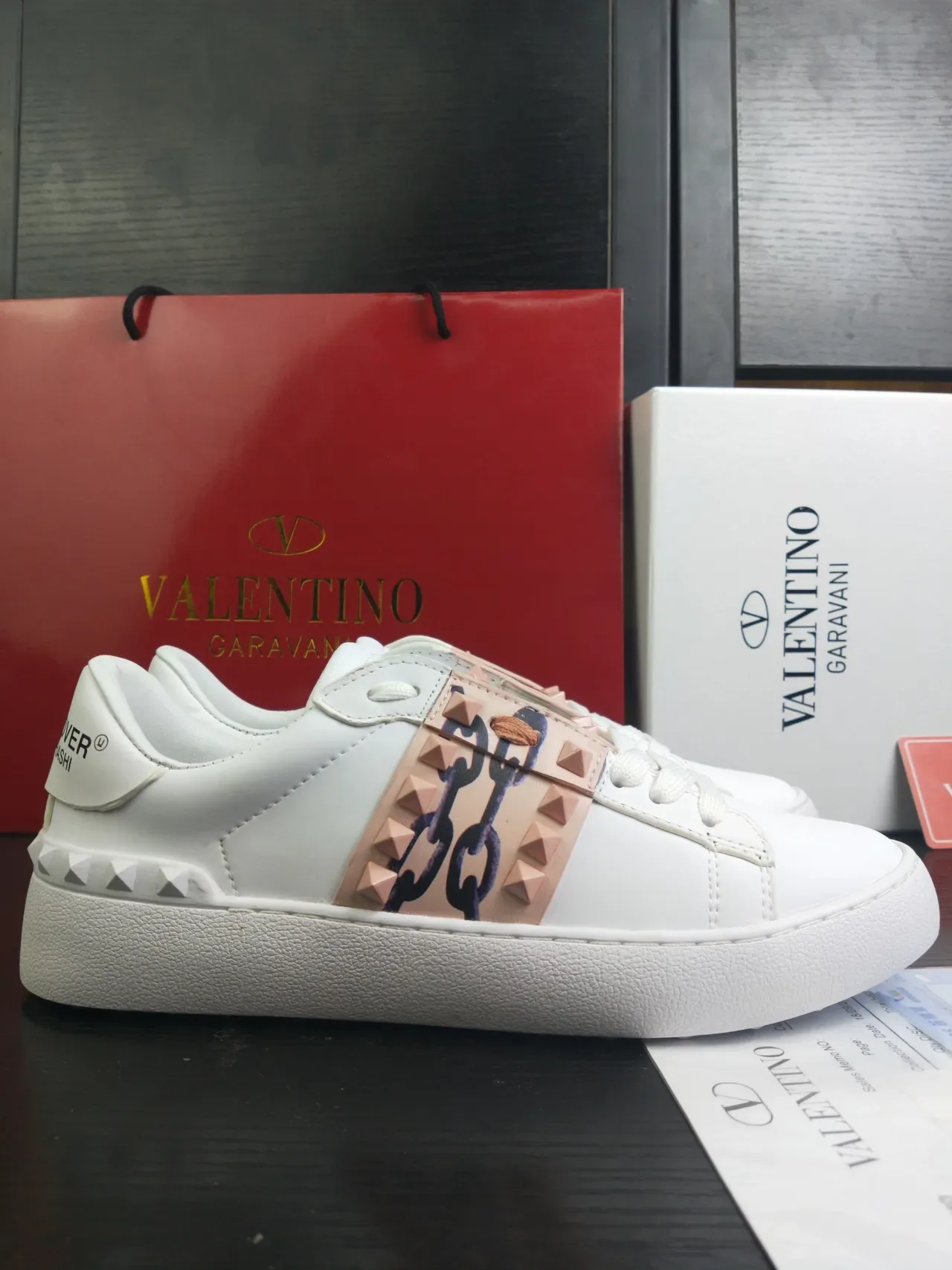 Valentino Sneakers Lifestyle en Cuir Blanc et Rose Rockstud-Embellished Strap 3