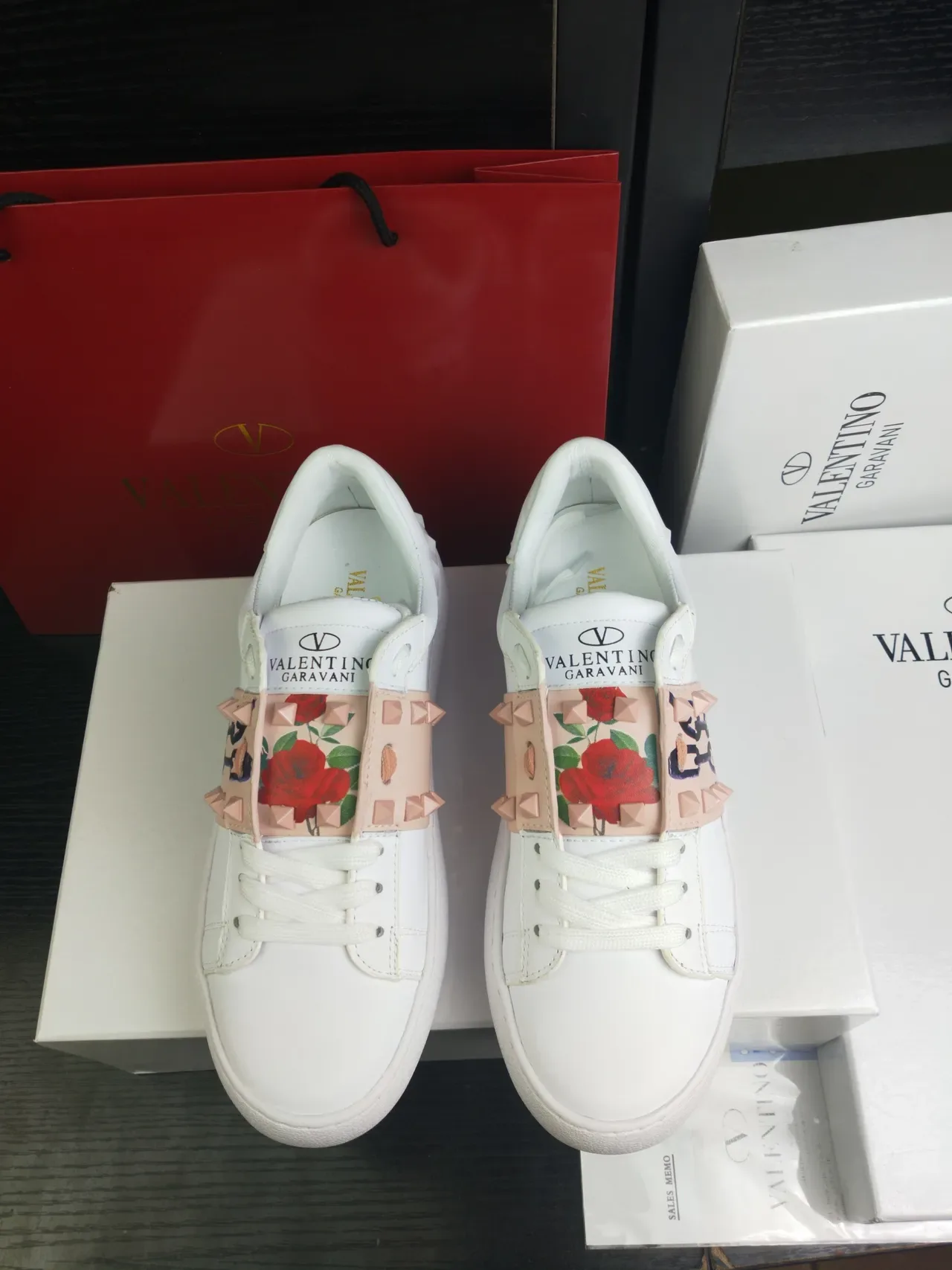 Valentino Sneakers Lifestyle en Cuir Blanc et Rose Rockstud-Embellished Strap 4