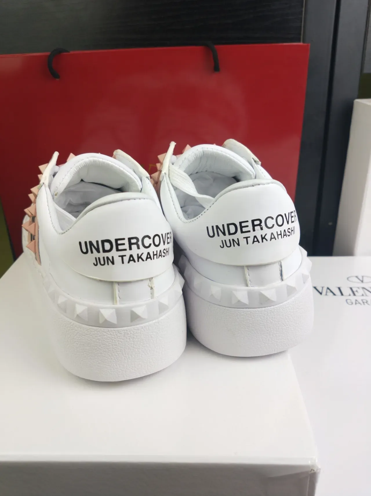 Valentino Sneakers Lifestyle en Cuir Blanc et Rose Rockstud-Embellished Strap 5