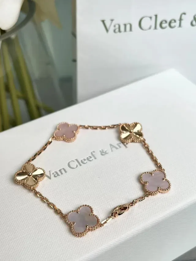 Van Cleef & Arpels Alhambra سوار خمس حلقات لؤلؤ وردي وذهبي جيلوش 2