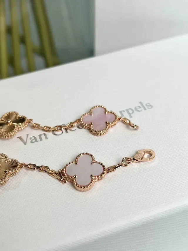 Van Cleef & Arpels Alhambra سوار خمس حلقات لؤلؤ وردي وذهبي جيلوش 3