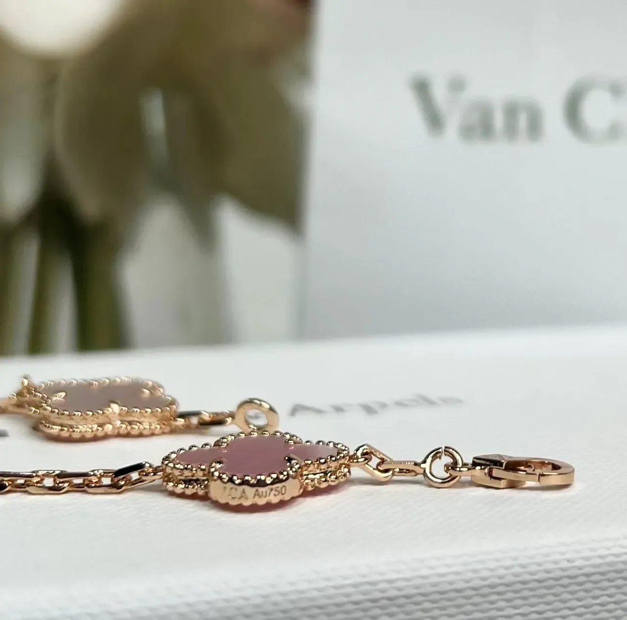 Van Cleef & Arpels Alhambra سوار خمس حلقات لؤلؤ وردي وذهبي جيلوش 4