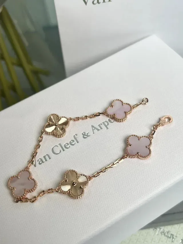 Van Cleef & Arpels Alhambra سوار خمس حلقات لؤلؤ وردي وذهبي جيلوش 5