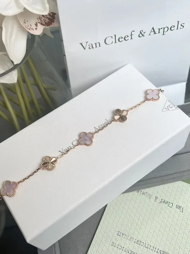 Van Cleef & Arpels Alhambra سوار خمس حلقات لؤلؤ وردي وذهبي جيلوش 6