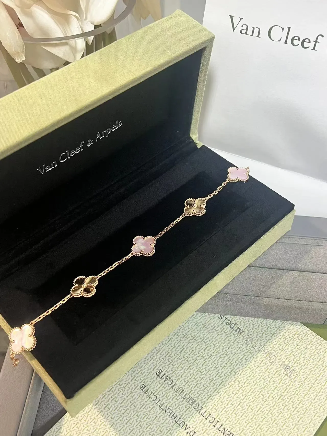 Van Cleef & Arpels Alhambra سوار خمس حلقات لؤلؤ وردي وذهبي جيلوش 7