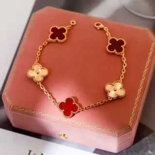 Van Cleef & Arpels Alhambra Five Motif سوار ذهبي وأحمر مينا