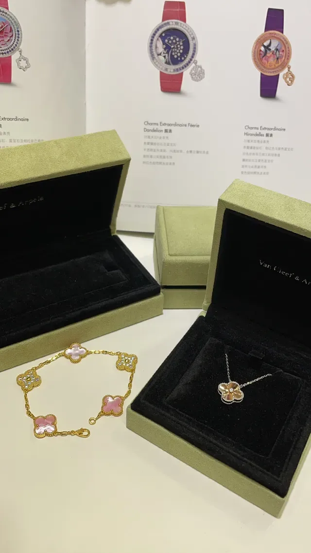 Van Cleef & Arpels Alhambra Bracelet en Or avec Perle Mère Rose et Diamants Pavés 2