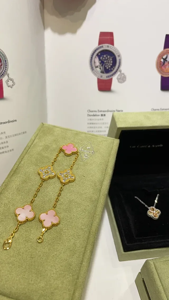 Van Cleef & Arpels Alhambra Bracelet en Or avec Perle Mère Rose et Diamants Pavés 3